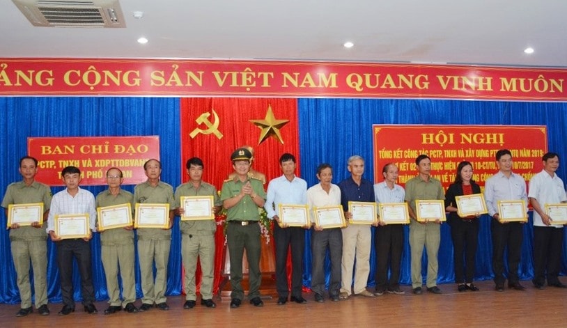 Trao thưởng cho các cá nhân, tập thể điển hình trong phong trào. Ảnh: Q.H