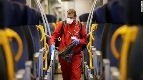 Khử trùng toa tàu ở Milan - Ý ngày 1-3 - Ảnh: CNN