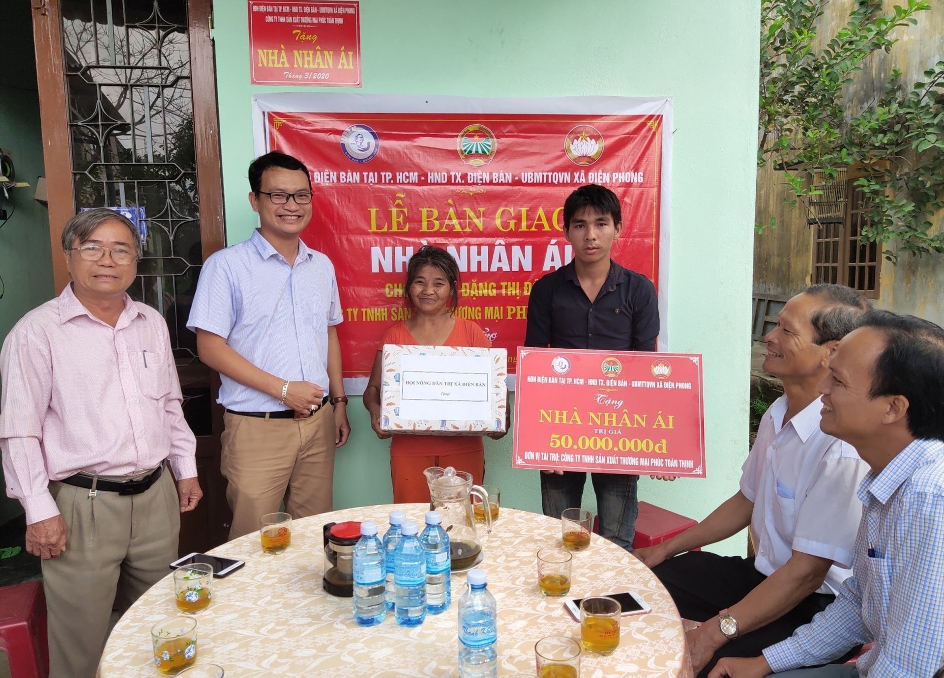 Hội Nông dân thị xã Điện Bàn bàn giao nhà nhân ái cho hộ bà Đặng Thị Đông.