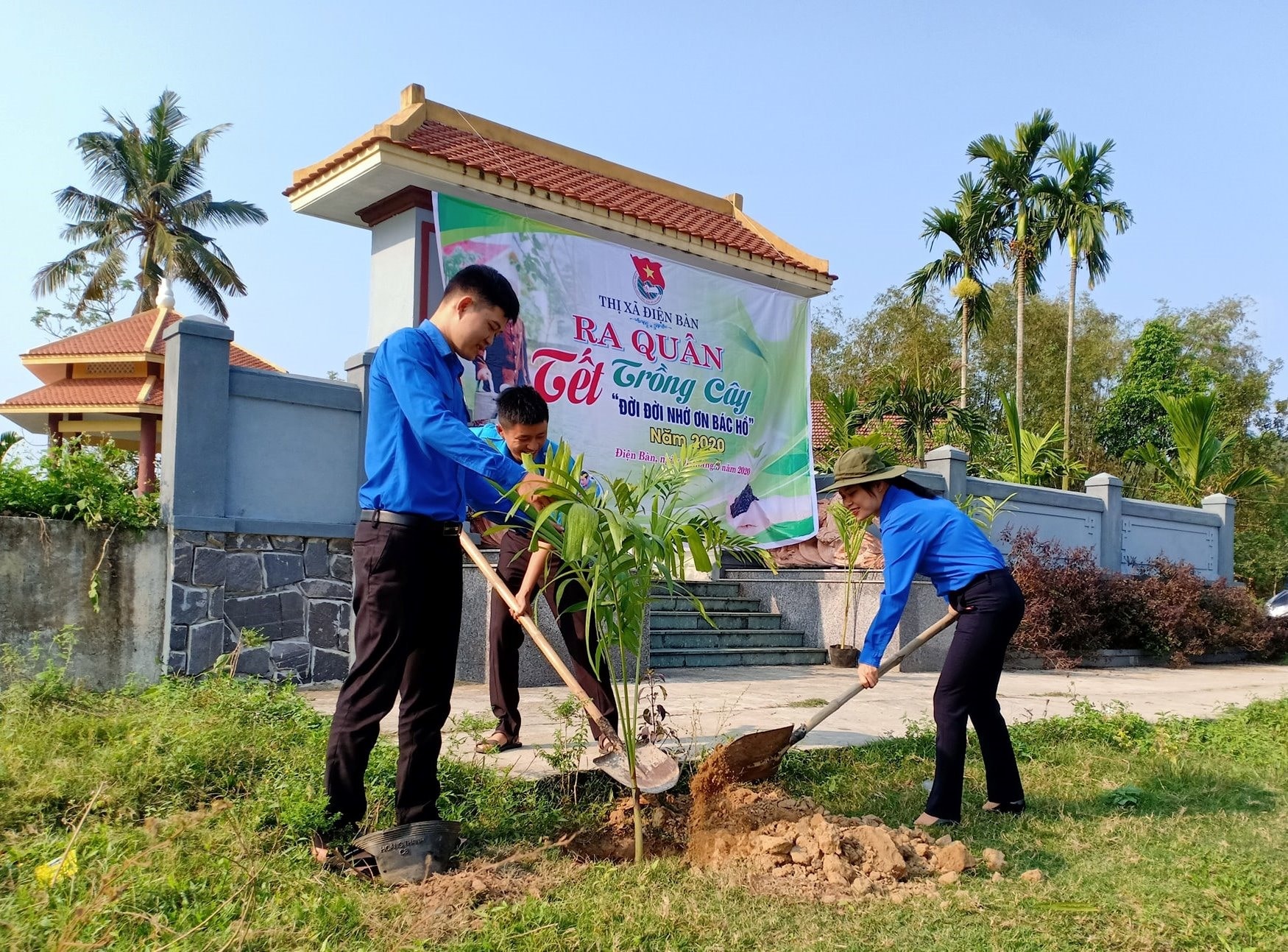 Tuổi trẻ thị xã Điện Bàn trồng hàng ngàn cây xanh sau lễ phát động Tháng Thanh niên. Ảnh: T.NHÂN