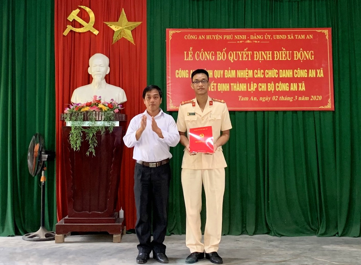 Đảng ủy xã Tam An trao quyết định thành lập Chi bộ Công an xã. Ảnh: PHAN VINH