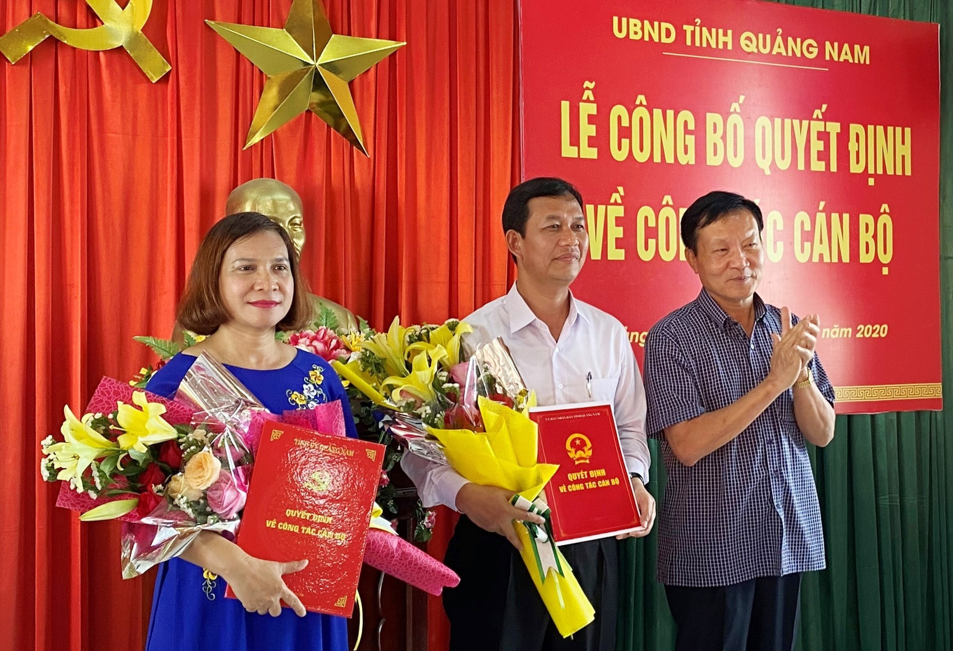 Phó Chủ tịch UBND tỉnh Trần Đình Tùng trao hoa, quyết định cho bà Lê Thị Thủy và ông A Lăng Mai