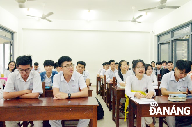 Với công tác chuẩn bị kỹ lưỡng từ các trường, học sinh khối 12 yên tâm đến lớp trong ngày 2-3 sau kỳ nghỉ dài phòng, chống Covid-19. (Ảnh chụp trong một lớp học của Trường THPT Phan Châu Trinh sáng 2-3). Ảnh: NGỌC PHÚ