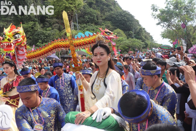 Lễ hội Quán Thế Âm hằng năm thu hút đông đảo người tham gia.