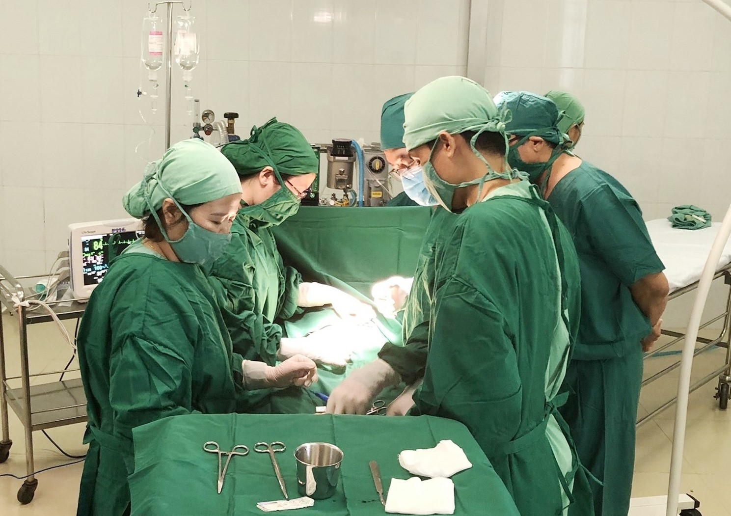 Các bác sỹ Bệnh viện Nhi Đồng 2, bệnh viện Phụ Sản - Nhi Quảng Nam thực hiện mổ hạ tinh hoàn xoắn biều đối với bệnh nhân nhi tại Bệnh viện Phụ Sản – Nhi. Ảnh: THÙY AN