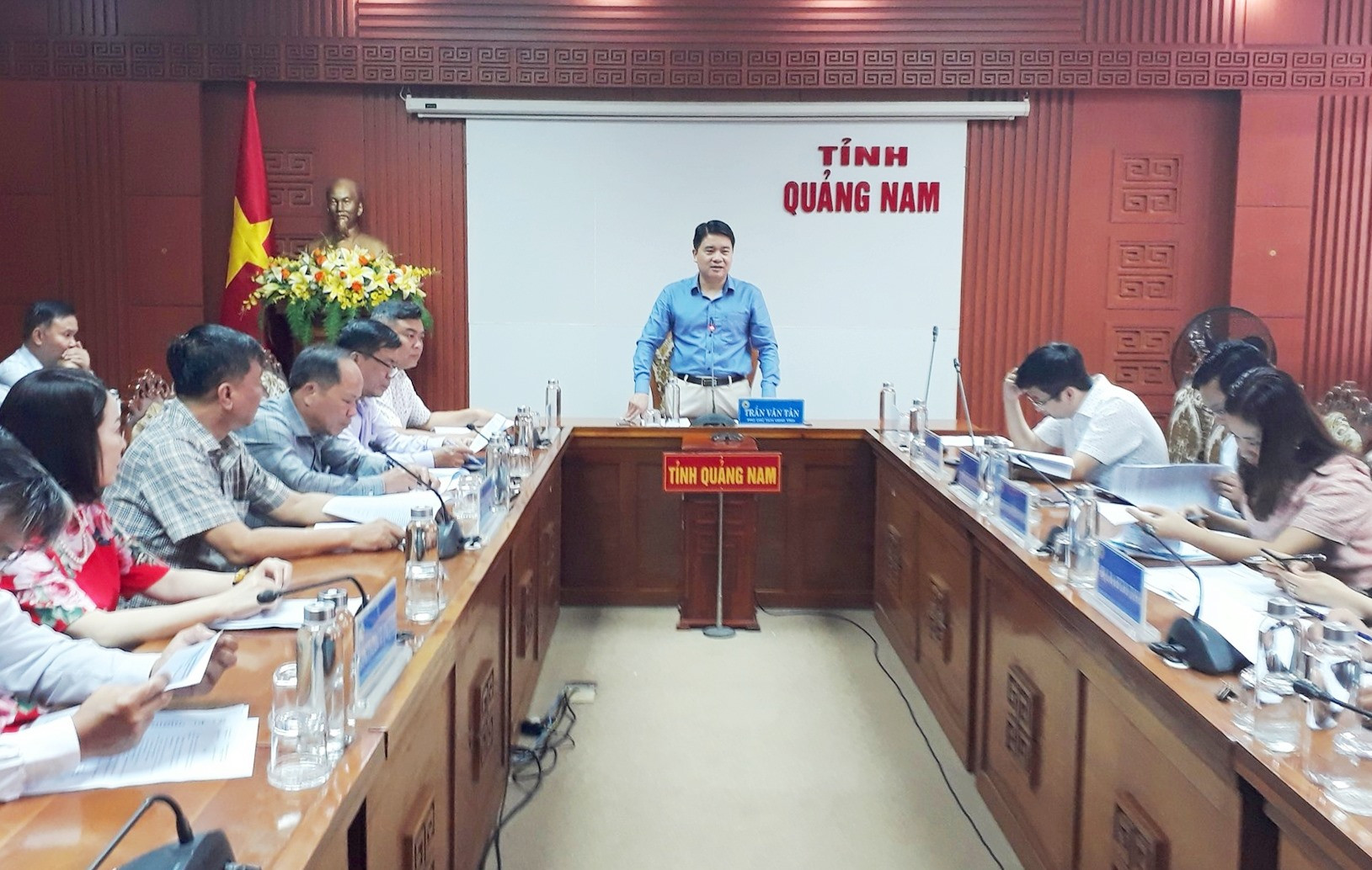 Phó Chủ tịch UBND tỉnh Trần Văn Tân thống nhất lập dự án nâng cấp sân vận động Tam Kỳ. Ảnh: T.V