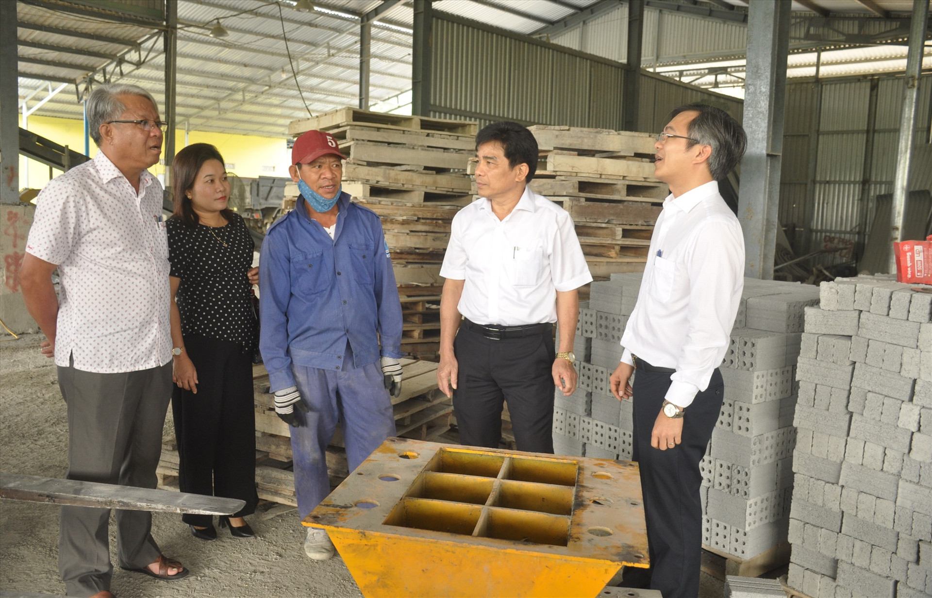 Phó Bí thư Thường trực Tỉnh ủy Lê Văn Dũng thăm hoạt động sản xuất gạch không nung tại Cụm công nghiệp huyện Bắc Trà My. Ảnh: N.Đ