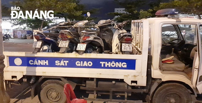 Lực lượng Cảnh sát giao thông tạm giữ các phương tiện vi phạm. Ảnh: NGỌC PHÚ