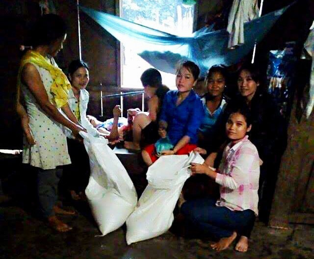Chi hội phụ nữ thôn 1, xã Trà Leng hỗ trợ gạo cho hội viên phụ nữ có hoàn cảnh khó khăn.