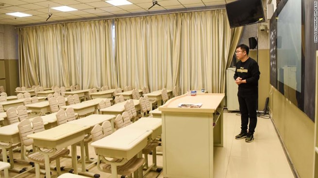 Giáo viên Zhang Weibao giảng bài trước máy quay tại trường trung học ở Urumqi, khu tự trị Duy Ngô Nhĩ Tân Cương, Trung Quốc ngày 3-2. Ảnh: Getty