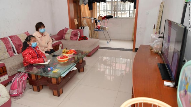 Một học sinh học trực tuyến tại nhà ở Nam Xương, tỉnh Giang Tây, Trung Quốc ngày 10-2. Ảnh: Getty