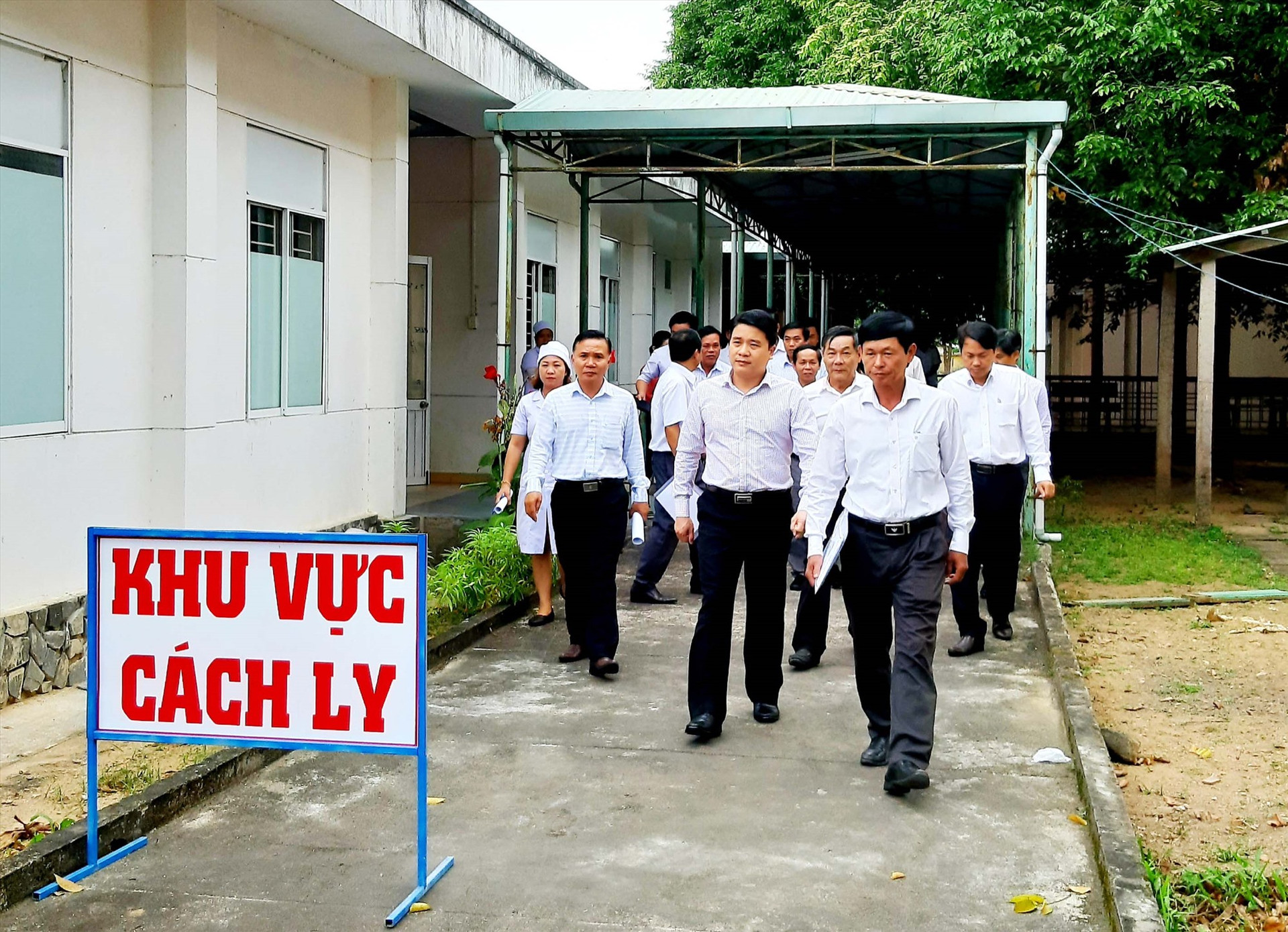 Phó Chủ tịch UBND tỉnh Trần Văn Tân kiểm tra khu vực cách ly tại Trung tâm Y tế huyện Duy Xuyên chiều qua 4.3. Ảnh: VĂN SỰ