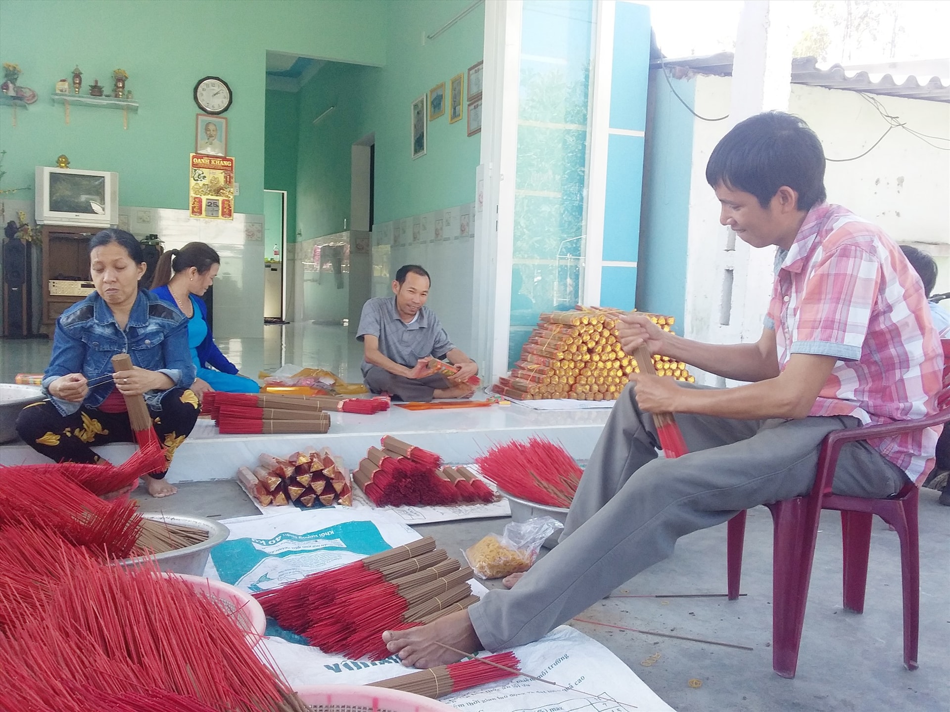 Lao động là người khuyết tật tại Tổ sản xuất hương quế - trầm Bình Giang. Ảnh: BIÊN THỰC