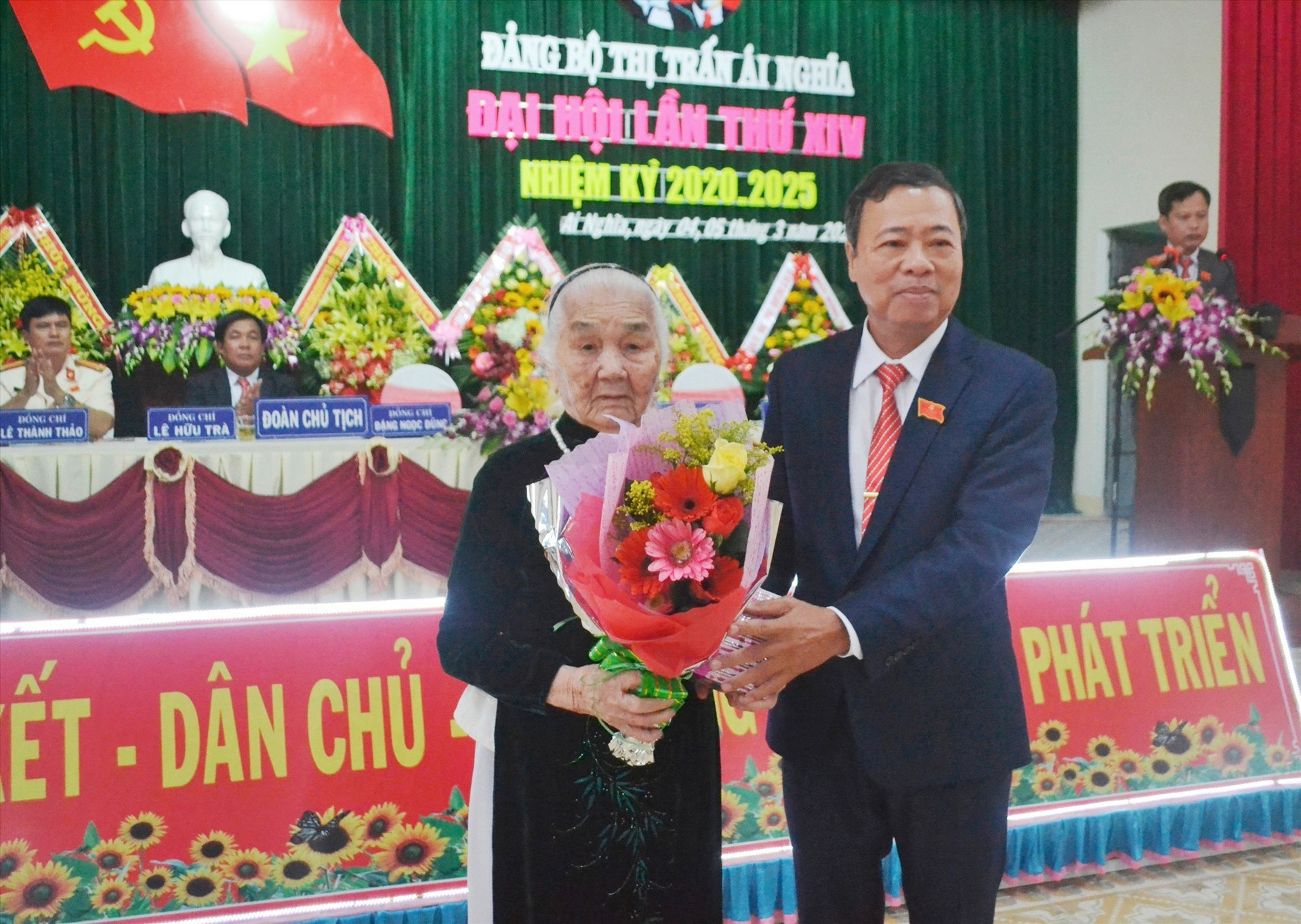 Tặng hoa và quà cho đại diện Bà mẹ Việt Nam anh hùng tại đại hội. Ảnh: C.T