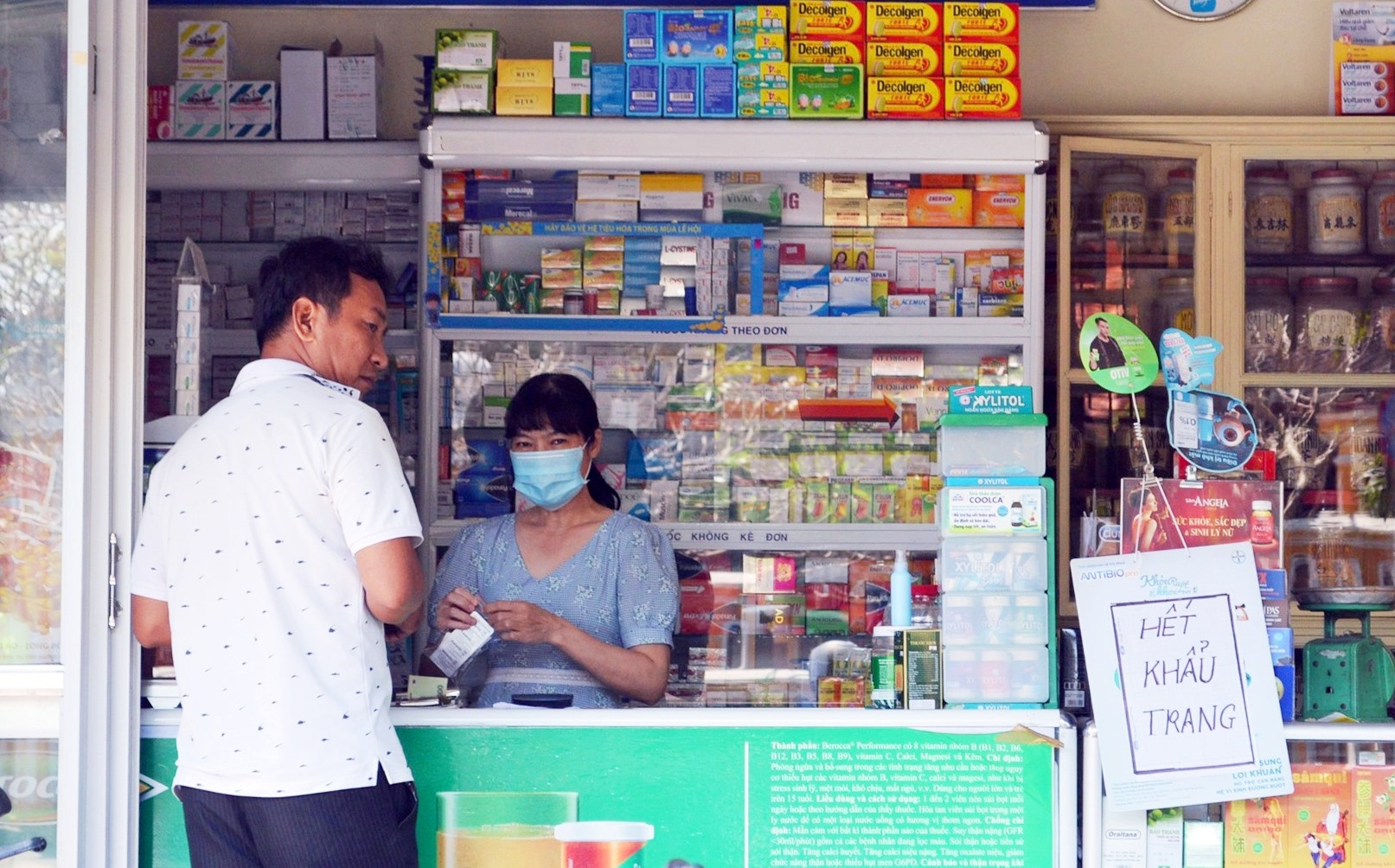 Dù dịch bệnh chưa xuất hiện trên địa bàn tỉnh nhưng rất nhiều nhà thuốc trên địa bàn tỉnh đã hết khẩu trang để bán