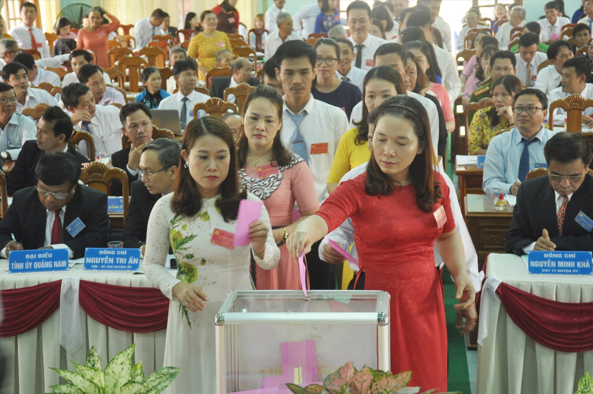 Các đại biểu bỏ phiếu bầu Ban Chấp hành Đảng bộ xã Tam Xuân 2 khóa VII. Ảnh: N.Đ