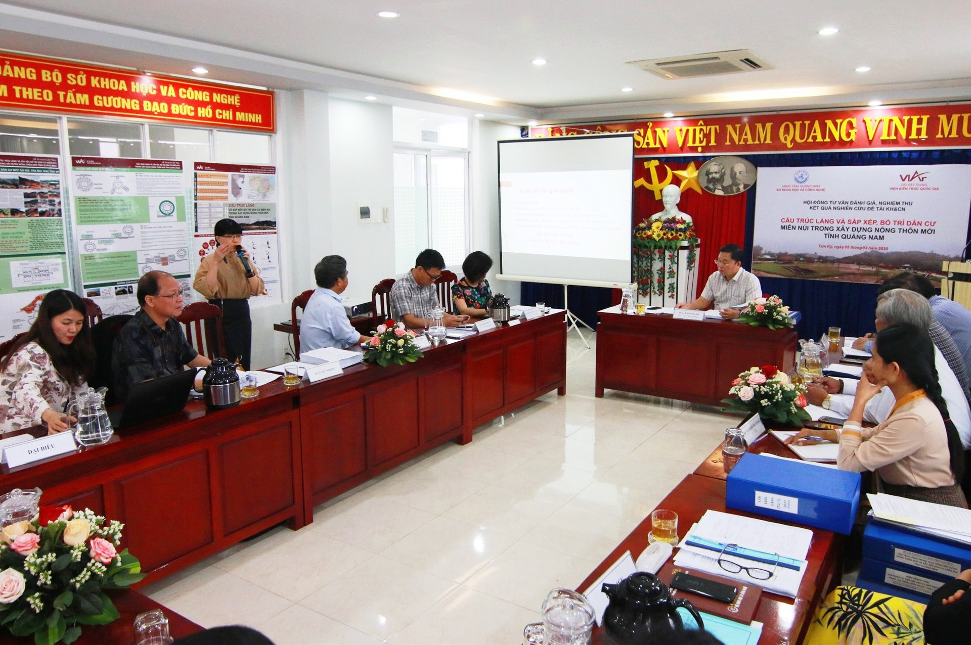 Tiến sĩ Tạ Thị Hoàng Vân - chủ nhiệm đề tài báo cáo tại buổi nghiệm thu đề tài.