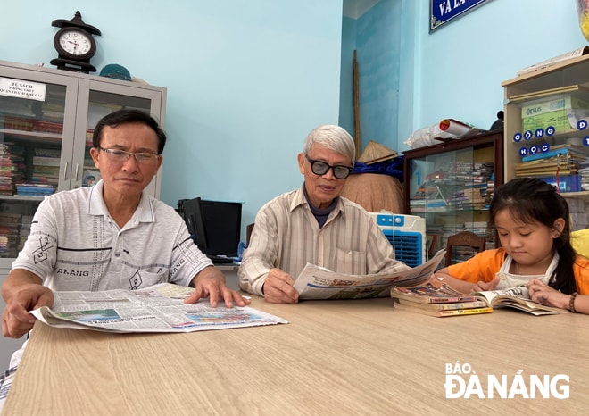 Phòng đọc sách, báo phường Xuân Hà (quận Thanh Khê) mỗi tháng đón khoảng 150 lượt bạn đọc đến sinh hoạt, đọc sách, báo.               Ảnh: HUỲNH LÊ