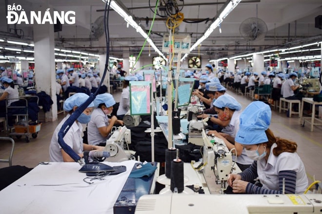Theo ghi nhận, dệt may là một trong những ngành chịu nhiều ảnh hưởng do Covid-19. (Ảnh chụp tại Công ty CP Dệt may 29-3) Ảnh: KHÁNH HÒA