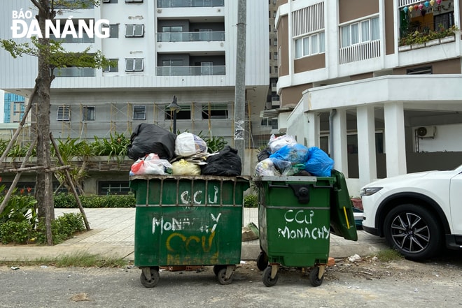 Nhiều thùng rác của khu chung cư, cơ sở kinh doanh tùy tiện đặt trên vỉa hè, lòng đường, gây ô nhiễm và mất mỹ quan đô thị. Ảnh: T. YẾN