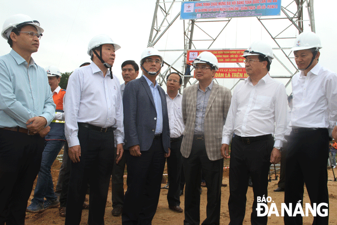 Phó Thủ tướng Trịnh Đình Dũng (thứ ba, phải sang) dẫn đầu đoàn công tác Chính phủ đi kiểm tra hiện trường dự án đường dây 500kV mạch 3 tại địa bàn xã Hòa Phú, huyện Hòa Vang. Ảnh: P.DIỆP