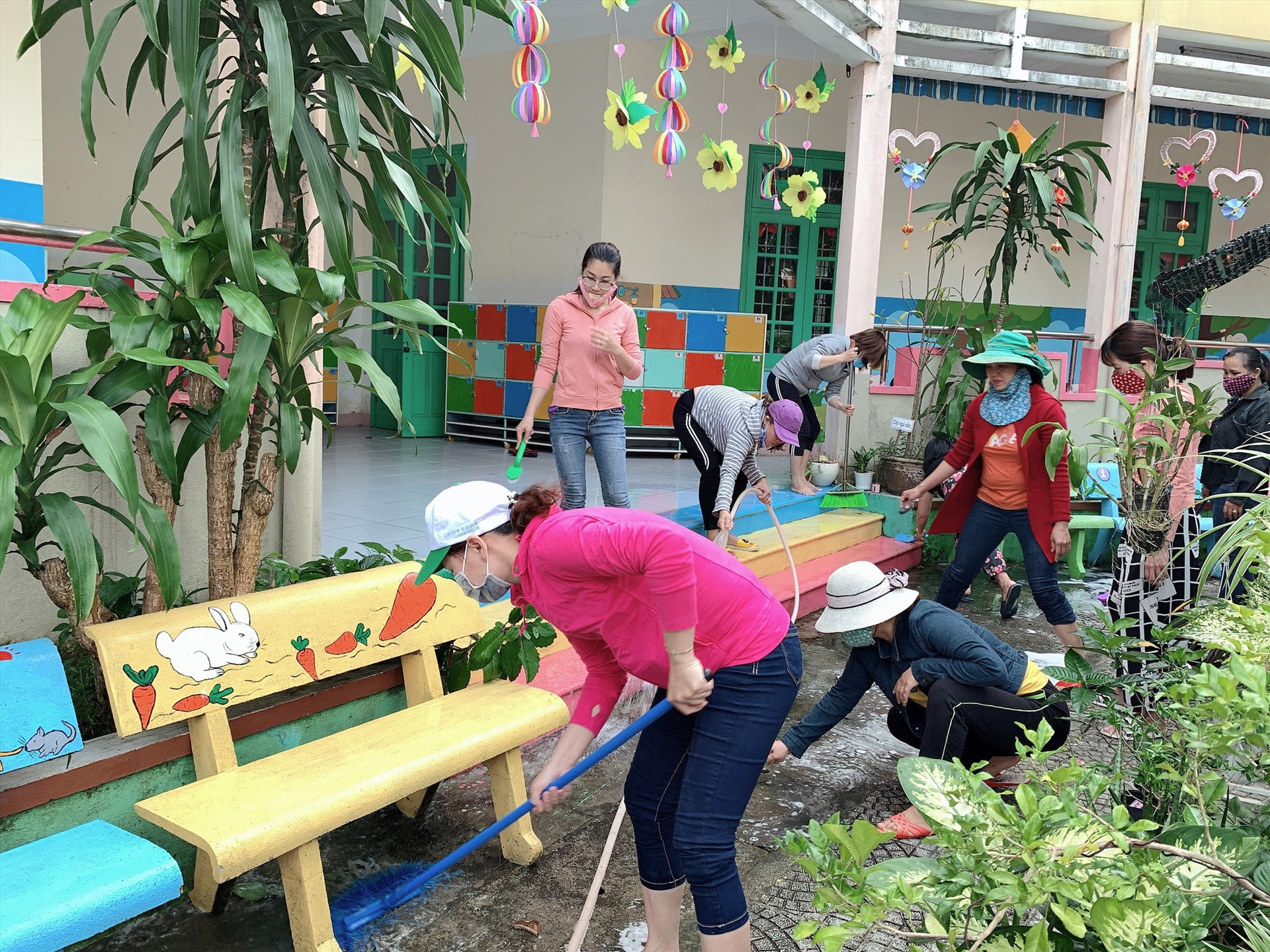 Trường Mẫu giáo Hương Sen (Tam Kỳ) vệ sinh khuôn viên lần thứ 3 kể từ khi học sinh nghỉ học để chuẩn bị đón học sinh trở lại trường. Ảnh: Hồng Nhung.