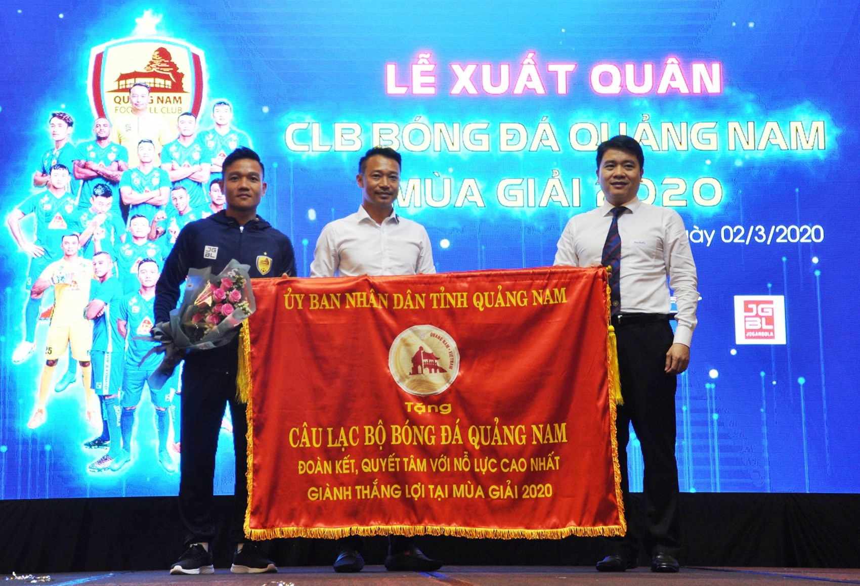 Phó Chủ tịch UBND tỉnh Trần Văn Tân tặng cờ xuất quân của UBND tỉnh cho đại diện đội bóng với mong muốn mùa giải 2020 đội Quảng Nam thi đấu tốt. Ảnh: A.S