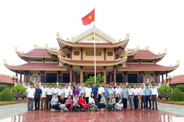 Cán bộ, lãnh đạo huyện Nông Cống và Duy Xuyên chụp ảnh lưu niệm tại Đền Liệt sĩ huyện Duy Xuyên. Ảnh: D.X