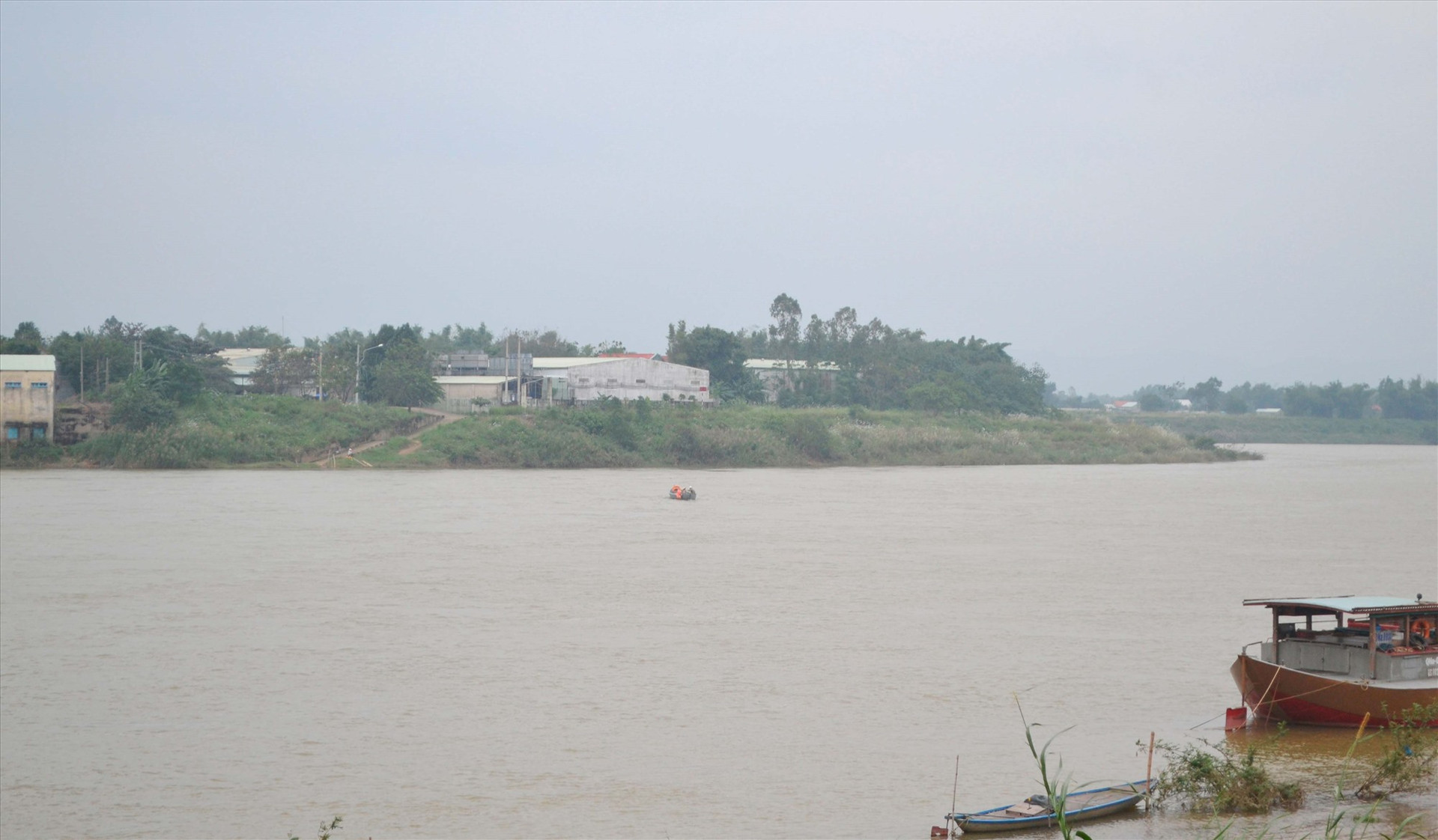 Giai đoạn 2021 - 2025, Sở GTVT kiến nghị xây dựng cầu Điện Quang bắc qua sông Thu Bồn tại vị trí này để hình thành trục Đông - Tây 03. Ảnh: CÔNG TÚ