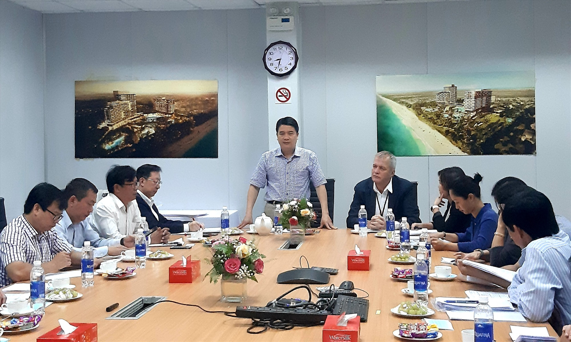 Phó Chủ tịch UBND tỉnh Trần Văn Tân phát biểu tại cuộc làm việc với lãnh đạo Công ty TNHH Phát triển Nam Hội An vào sáng nay 6.3.   Ảnh: HOÀI NHI