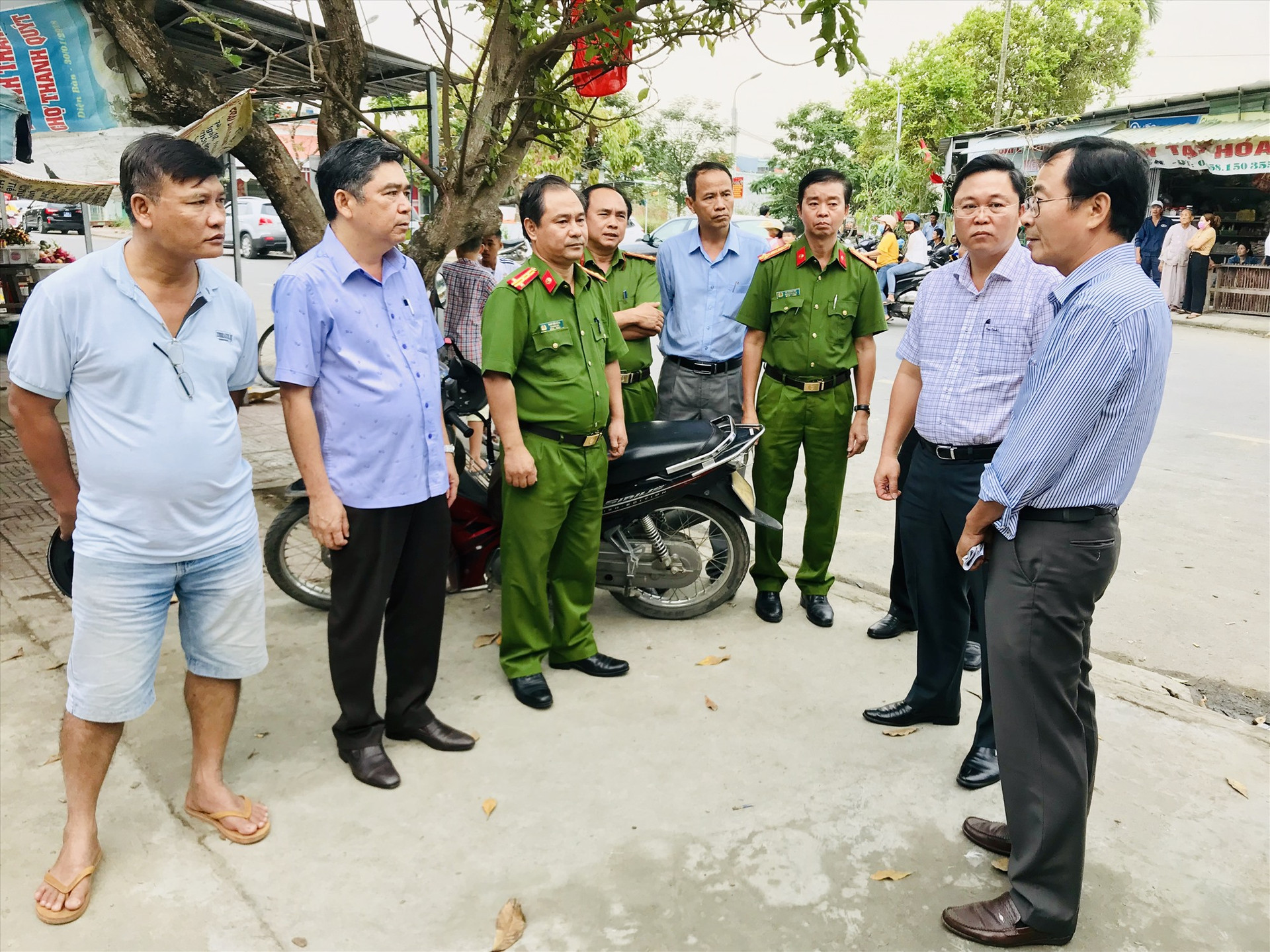 Lãnh đạo thị xã Điện Bàn báo cáo sơ bộ tình hình vụ cháy đến Chủ tịch UBND tỉnh Lê Trí Thanh. Ảnh: Q.T