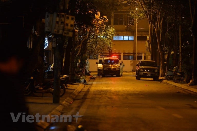 Tới khoảng 22 giờ, một xe cứu thương đã di chuyển ra khỏi barie. (Ảnh: Sơn Bách/Vietnam+)