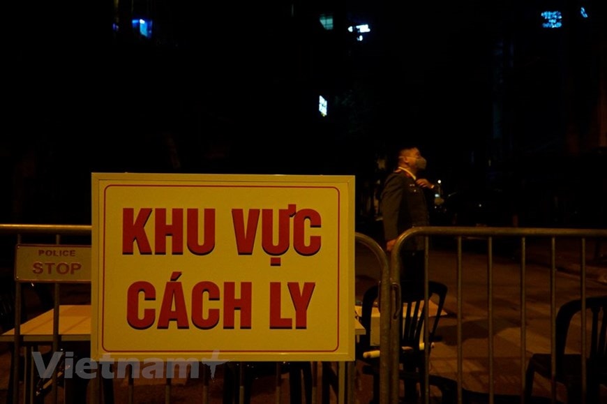 Vào lúc 0 giờ 20 phút, toàn bộ khu phố nơi bệnh nhân nhiễm COVID-19 đã được đưa vào diện khu vực cách ly. (Ảnh: Hiếu Hoàng/Vietnam+)
