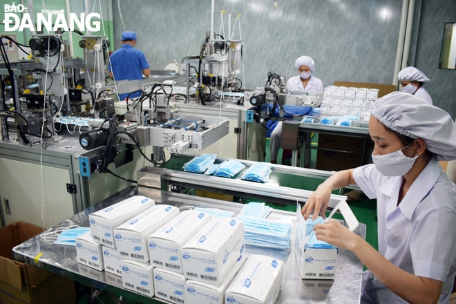 Nhiều giải pháp giúp doanh nghiệp, người kinh doanh vượt qua khó khăn do Covid-19 đã và đang được các cấp thành phố xem xét, đề xuất và triển khai. Trong ảnh: Hoạt động sản xuất tại Công ty Sản xuất thiết bị y tế Danameco Đà Nẵng. Ảnh: KHÁNH HÒA