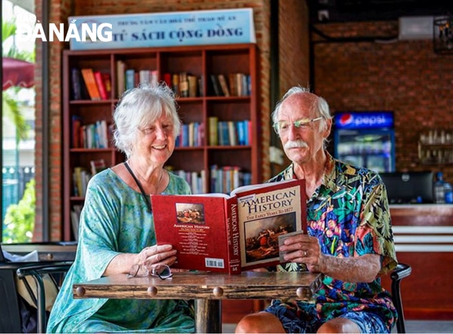 Bạn đọc nước ngoài thích thú với phòng đọc sách tại Trung tâm Văn hóa - Thể thao Mỹ An.            Ảnh: HUỲNH LÊ