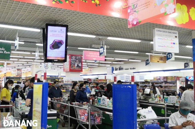 Nguồn hàng hóa của các siêu thị vẫn rất dồi dào. Ảnh: LÊ MƯA.