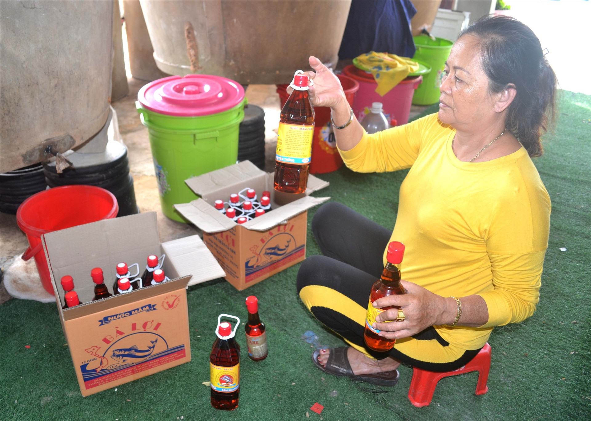 Thương hiệu nước mắm Bà Lợi của làng nghề chế biến nước mắm Cửa Khe (Thăng Bình) đã khẳng định vị thế trên thị trường. Ảnh: VIỆT NGUYỄN