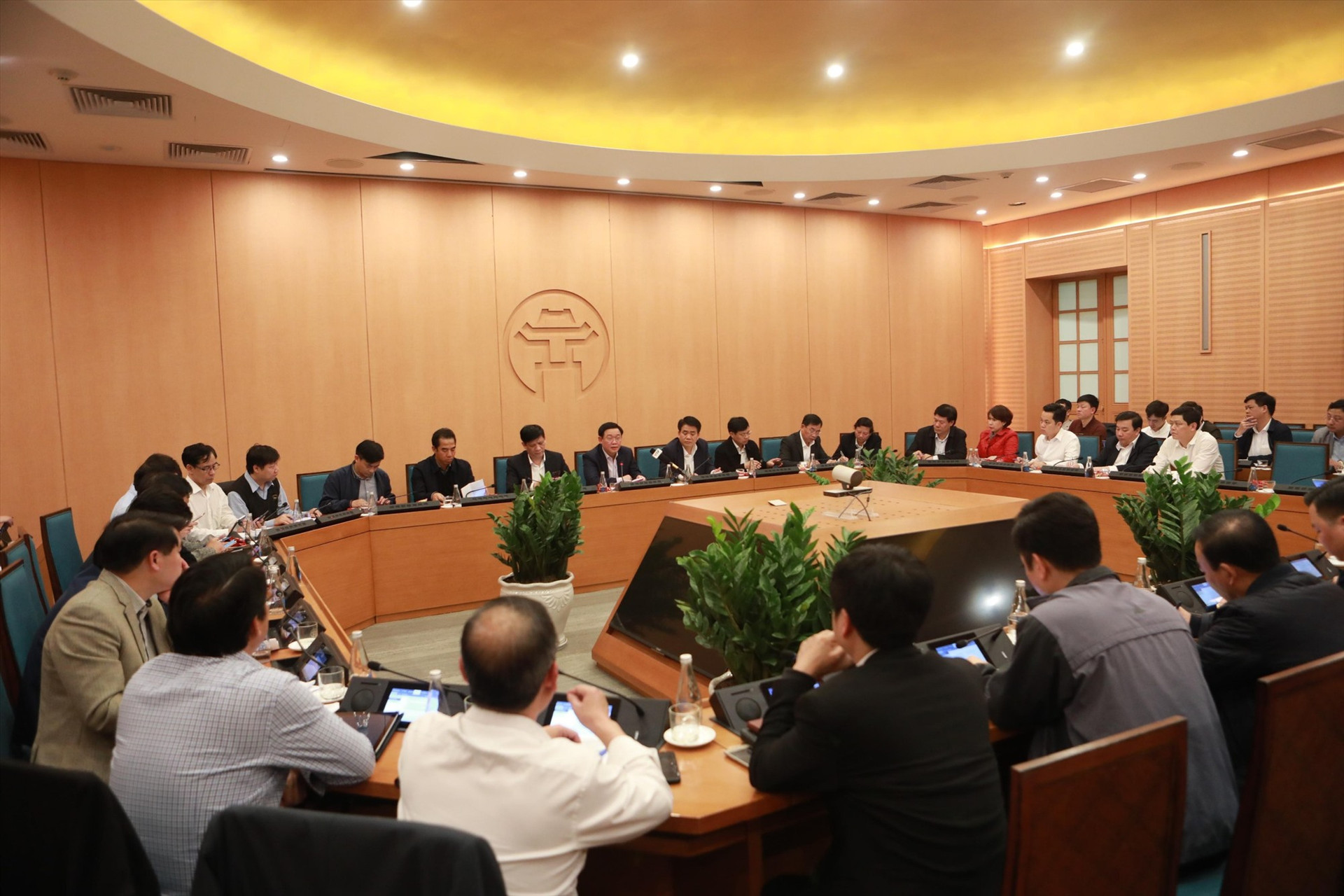 Cuộc họp khẩn của lãnh đạo thành phố Hà Nội đêm 6.3. Ảnh: VGP/Thiện Tâm