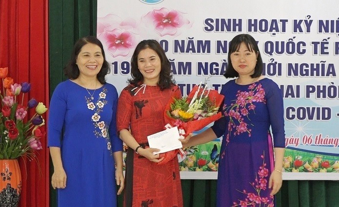 Lãnh đạo Hội LHPN huyện Thăng Bình trao giải thí sinh duyên dáng nhất cho chị Đặng Thị Mỹ Ly. Ảnh: TÂN BIÊN