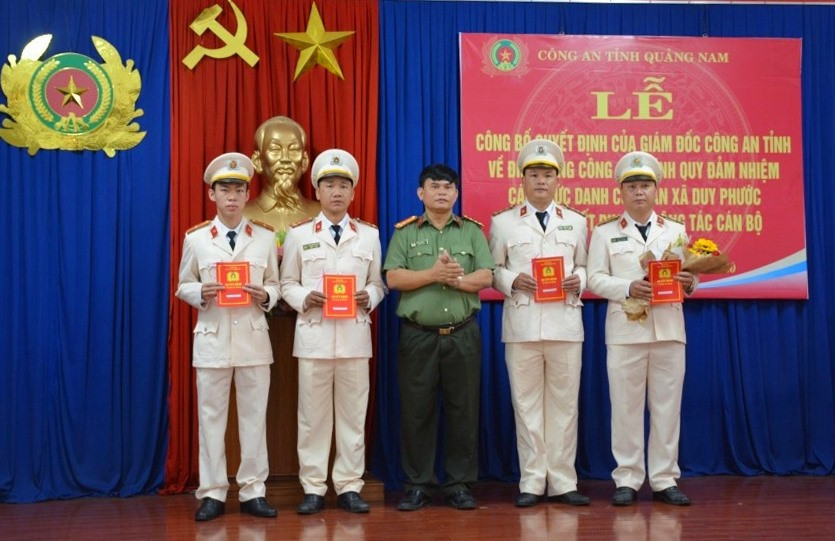 Đại tá Huỳnh Sông Thu - Phó Giám đốc Công an tỉnh Quảng Nam trao các quyết định điều động 4 cán bộ Công an chính quy đảm nhiệm các chức danh Công an xã Duy Phước.