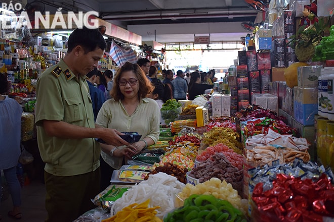 Tổng cục QLTT yêu cầu Cục QLTT các tỉnh, thành phố tăng cường kiểm tra, kiểm soát thị trường trong thời điểm này. (Trong ảnh: Nhân viên QLTT thuộc Cục QLTT thành phố Đà Nẵng kiểm tra tình hình mua bán tại chợ Hàn). Ảnh: KHÁNH HÒA
