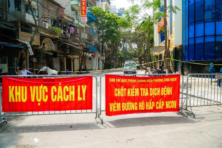 Tất cả lực lượng chức năng khu vực đều đeo khẩu trang và có nước khử trùng. (Ảnh: Minh Hiếu/Vietnam+)