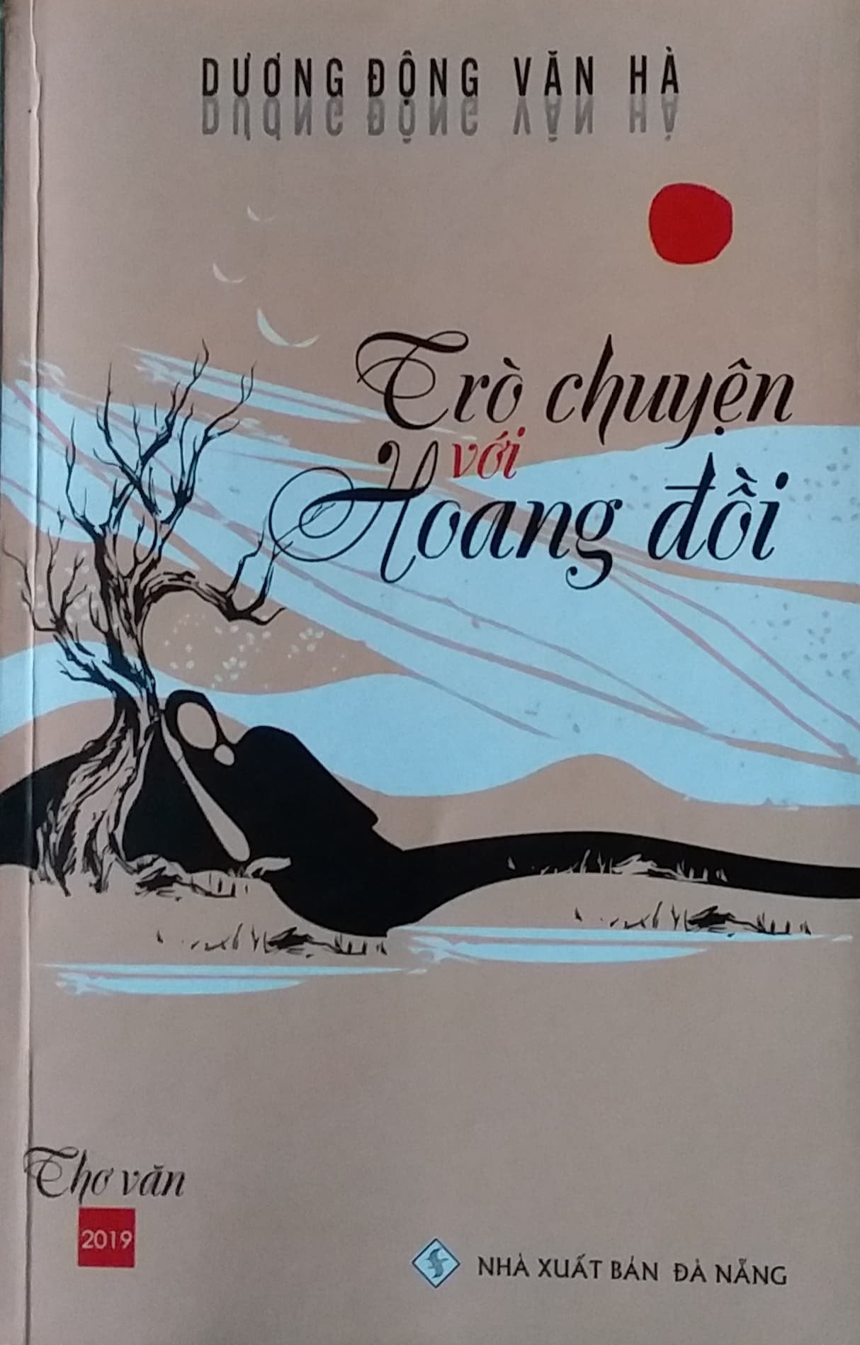 Bìa tập Trò chuyện với hoang đồi. Ảnh: N.T.M