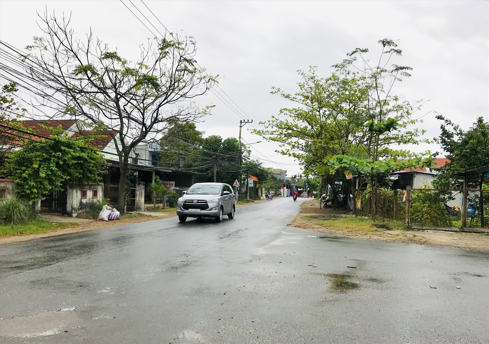 Một đoạn đường An Dương Vương chia ranh giới bên này là Hội An bên kia là Điện Bàn. Ảnh: H.S