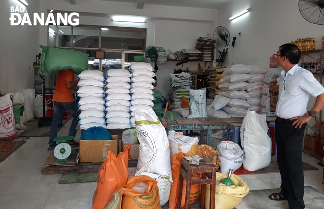 Người dân cần bình tĩnh, không cần thiết tích trữ hàng hóa vì nguồn cung luôn bảo đảm. Trong ảnh: Sáng 8-3, một đại lý gạo trên đường Trưng Nữ Vương vừa nhập về nguồn hàng lớn để bảo đảm phục vụ nhu cầu người dân. Ảnh: KHÁNH HÒA