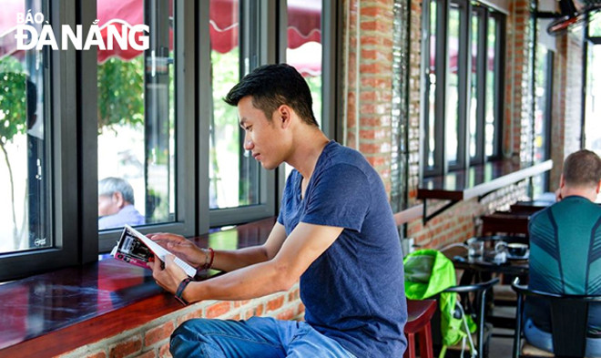 Bạn đọc đọc sách tại Nhà sinh hoạt cộng đồng thuộc Trung tâm Văn hóa - Thể thao Mỹ An (phường Mỹ An, quận Ngũ Hành Sơn) do tư nhân đầu tư. Ảnh: huỳnh lê
