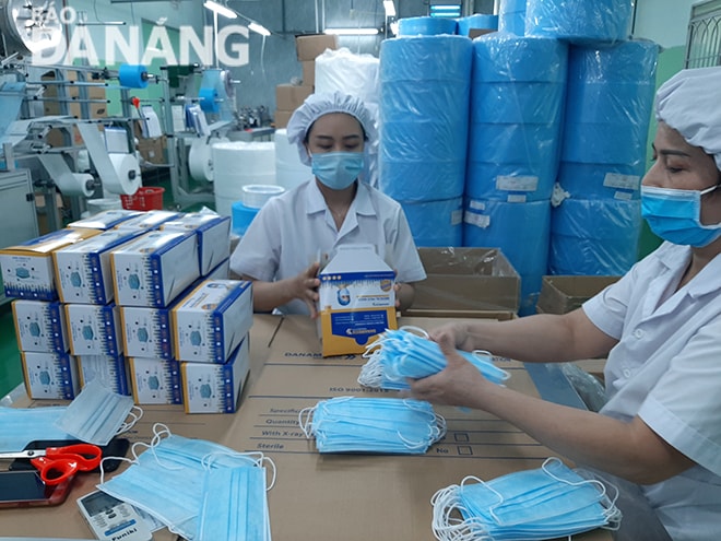 Các ngành chức năng khuyến cáo người dân nên mua khẩu trang, đồ bảo hộ y tế ở các điểm cung ứng uy tín. (Trong ảnh: