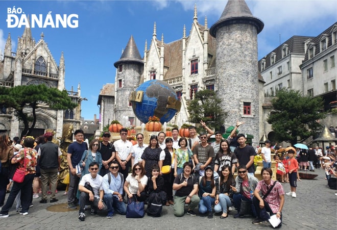 Các đoàn lữ hành quốc tế đến khảo sát, tìm hiểu các sản phẩm để tăng cường hợp tác tại Đà Nẵng. Trong ảnh: Đoàn famtrip đến từ Đài Loan (Trung Quốc) khảo sát các khu, điểm du lịch của Đà Nẵng cuối năm 2019. Ảnh: T.HÀ