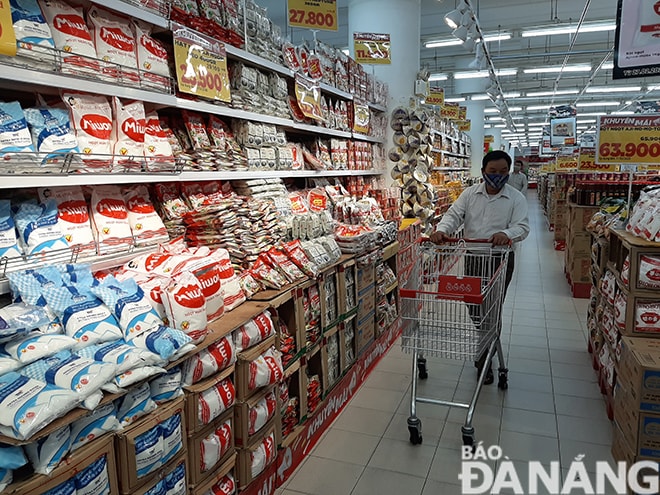 Các loại nhu yếu phẩm như mì tôm, gia vị các loại...được Big C lấp đầy trên kệ nhằm phục vụ nhu cầu tiêu dùng của người dân trong thời gian tới. Ảnh: KHÁNH HÒA