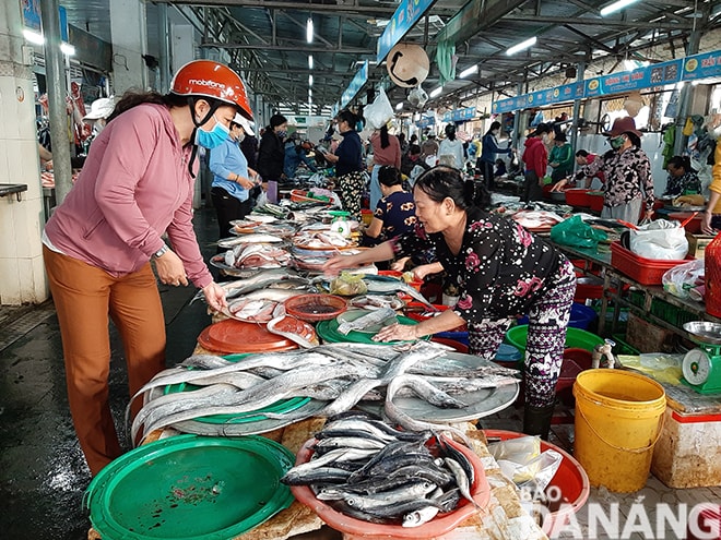 Nguồn hải sản tươi sống đổ về chợ Mới (quận Hải Châu) trong sáng 9-3 rất nhiều. Ảnh: KHÁNH HÒA